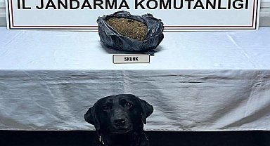 Otomobilde kaputun altında gizlenmiş bin 70 gram uyuşturucu ele geçirildi