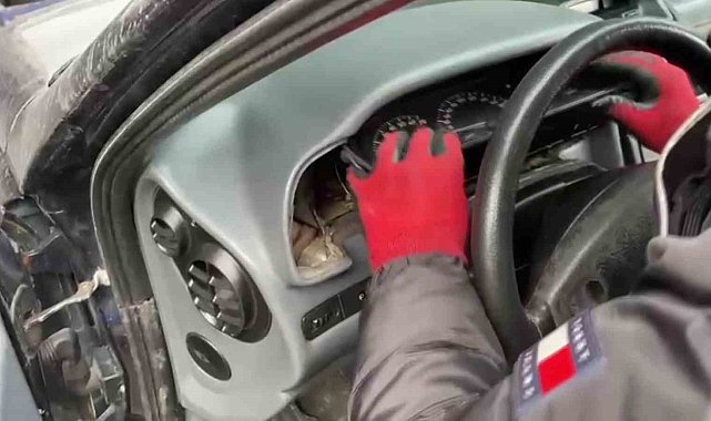 Otomobile zulalanmış 19 tabanca ele geçirildi