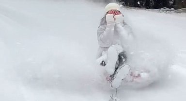 Otomobilin arkasına şambrel bağlayıp, eğlendiler