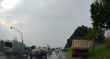 Otomobille çarpışan kamyon ağaca çarparak durabildi:1 yaralı