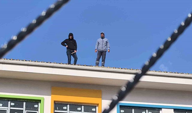 Paralarını alamayan işçiler anaokulunun çatısına çıktı