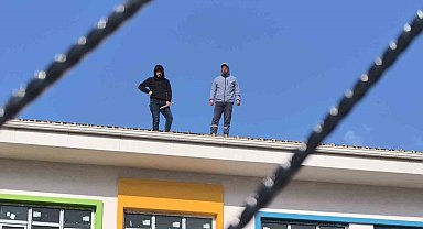 Paralarını alamayan işçiler anaokulunun çatısına çıktı