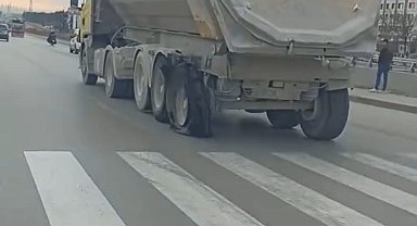 Patlak lastikle ilerleyen kamyon kameraya yansıdı