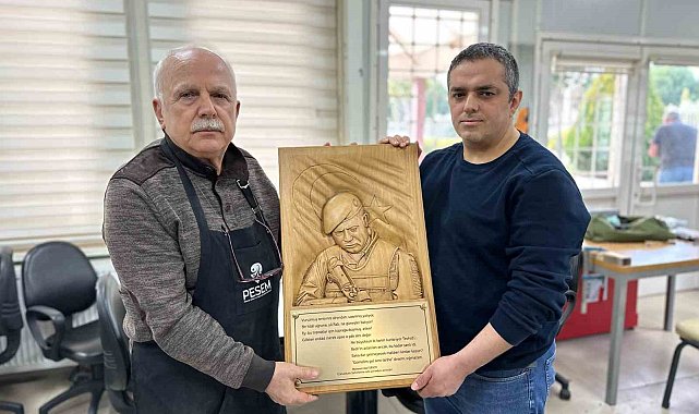 Pendik'te işitme engelli kursiyerden anlamlı eser: Ömer Halisdemir'in ahşap portresini yaptı