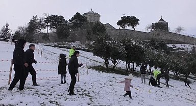 Polis ekiplerinin çocuklarla kar eğlencesi