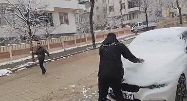 Polisler çocuklarla kar topu oynadı