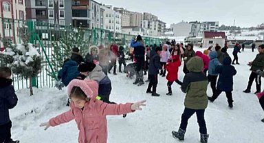Polisler ile öğrenciler kartopu savaşı yaptı
