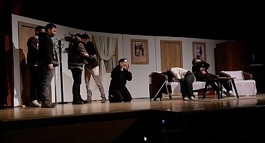 Polisler ve aileleri tiyatroyla madde bağımlılığına dikkat çekti