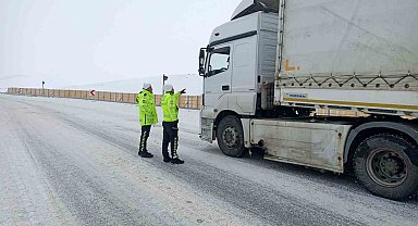 Polisten yolda kalan araçlara yardım eli