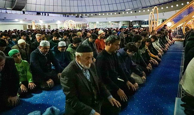 Ramazan'ın ilk teravih namazı kılındı