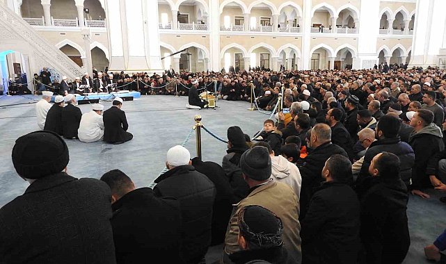 Ramazan'ın müjdecisi Berat Kandili Gaziantep'te dualarla idrak edildi