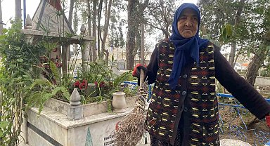 Raziye teyze 20 yıldır mezarlığı tek başına temizliyor