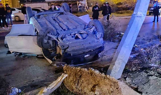 Refüje çıkan otomobil direğe çarptı, sürücü ağır yaralandı