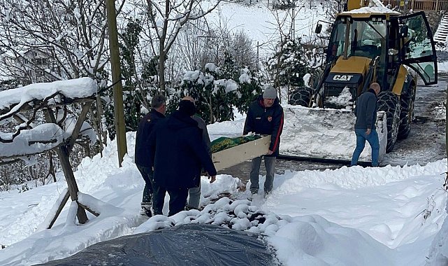 Rize'de cenaze iş makinesi ile taşındı