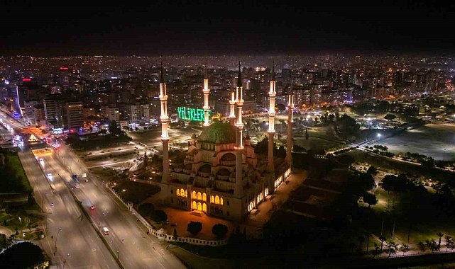 Sabancı Merkez Camii'nde asılan mahya havadan görüntülendi