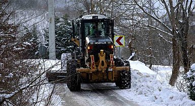Sakarya'da ekiplerin kar mesaisi devam ediyor: 25 grup yolu ulaşıma açıldı