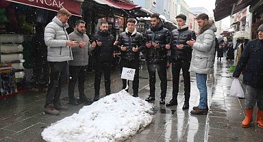 Sakarya'da esnaflar yaptıkları kardan mezarın başında dua etti