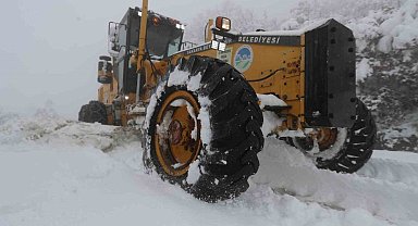 Sakarya'da kar sebebi ile kapanan 9 grup yolunda hummalı çalışma