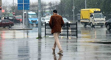 Sakarya'da şehir merkezinde kar yağışı başladı
