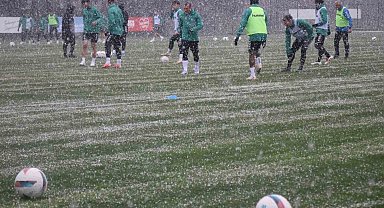 Sakaryaspor, Çorum FK mesaisini kar altında sürdürdü