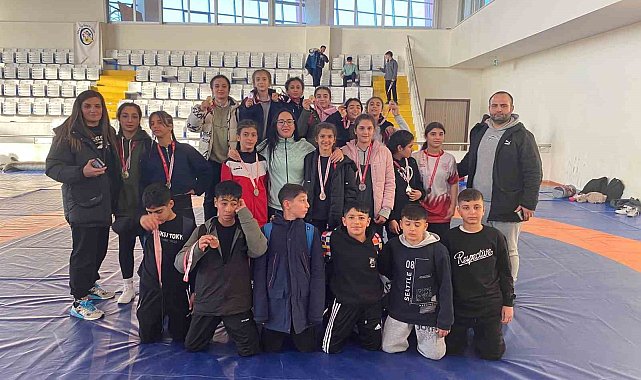 Salihlili güreşçilerden Manisa'da büyük başarı