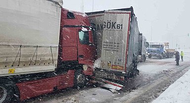 Samsun'da 4 tır ve 1 minibüsün karıştığı zincirleme kaza