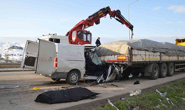 Samsun'da hafif ticari araç tıra çarptı: 1 ölü, 2 yaralı