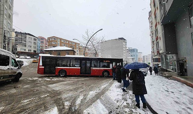 Samsun'da kar çileye dönüştü, ulaşımda aksamalar meydana geldi