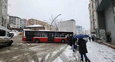 Samsun'da kar çileye dönüştü, ulaşımda aksamalar meydana geldi