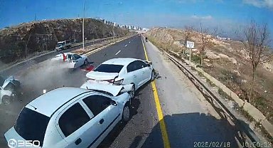 Şanlıurfa'da 6 kişinin yaralandığı zincirleme kaza araç kamerasına yansıdı