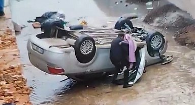 Şanlıurfa'da dereye düşen otomobildeki baba ve oğlu yaralandı
