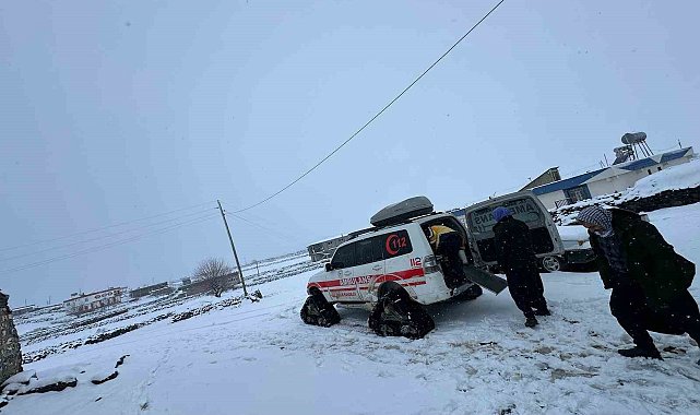 Şanlıurfa'da kardan yollar kapandı, hastalara paletli ambulans ile ulaşıldı