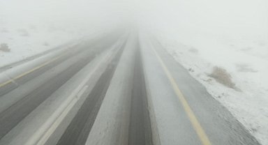 Şanlıurfa'da karla kaplanan yollar temizlendi