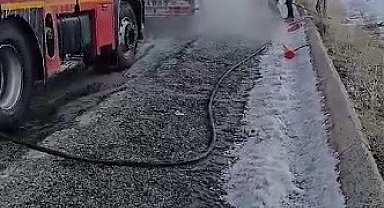 Sarıkamış'ta lastiği patlayan tır alev aldı