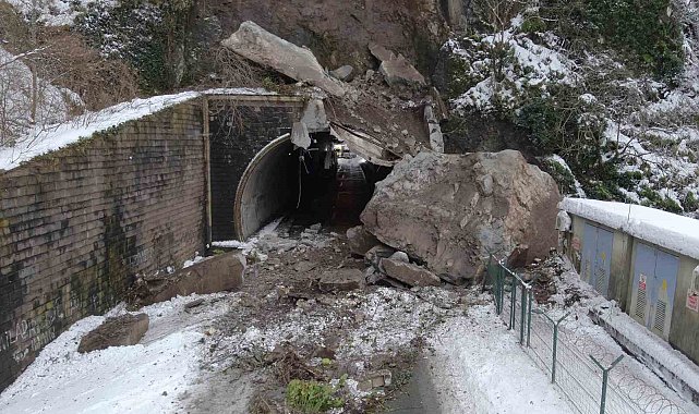 Sarp kara yolu ulaşıma kapandı ekipler çalışma başlattı