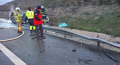 Savaştepe'de otobanda bariyerler çarpan araç yandı: 2 yaralı