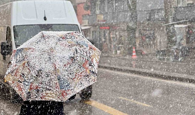 Şehir merkezinde lapa lapa kar yağışı başladı