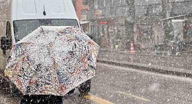Şehir merkezinde lapa lapa kar yağışı başladı
