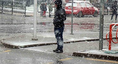 Şehir merkezinde lapa lapa kar: Yarım saatte araçlar ve yerler beyaza büründü