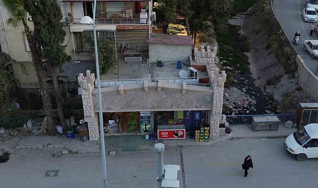 Şehrin tarihi kültürünü yansıtmak için iş yerini kale gibi yaptı