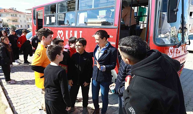 Selçuk'ta öğrenciler mutlu başkan mutlu