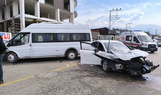 Servisle, 2 otomobilin çarpıştığı kazada 5 kişi yaralandı