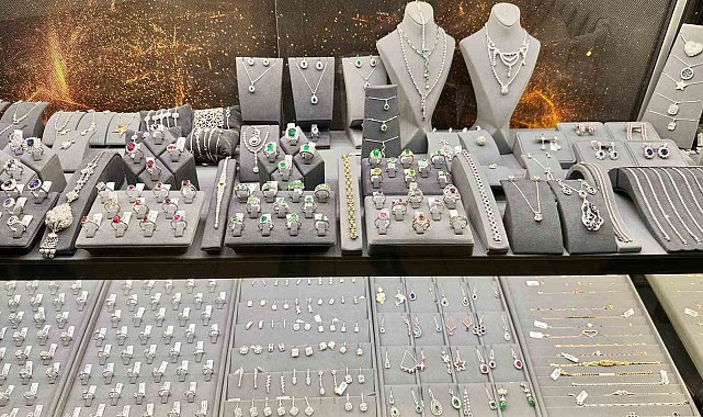 Sevgililer Günü öncesi Kapalıçarşı'da alışveriş hareketliliği başladı