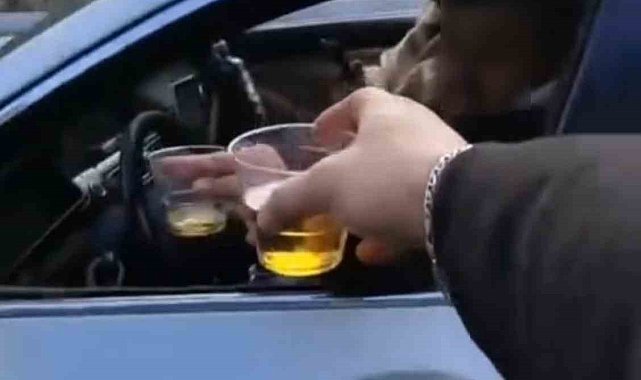 Seyir halinde alkol alıp kadeh tokuşturdu