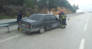 Seyir halinde kontrolden çıkan otomobil refüje çarptı, 1 kişi yaralandı