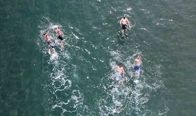 Sibirya soğukları onları etkilemedi, kış günü deniz keyfi