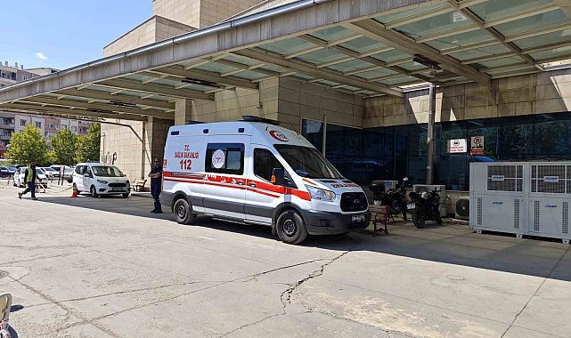 Siirt'te 2 otomobil çarpıştı, 3 kişi yaralandı