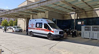 Siirt'te 2 otomobil çarpıştı, 3 kişi yaralandı