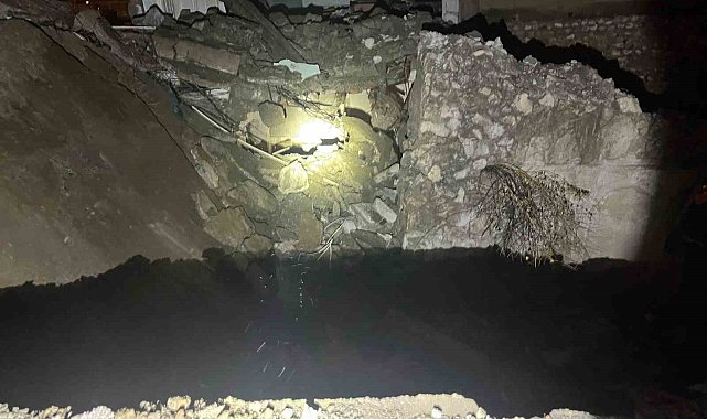 Siirt'te metruk bina çöktü