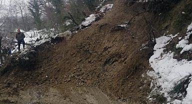 Sinop'ta toprak kayması: Köy yolu ulaşıma kapandı
